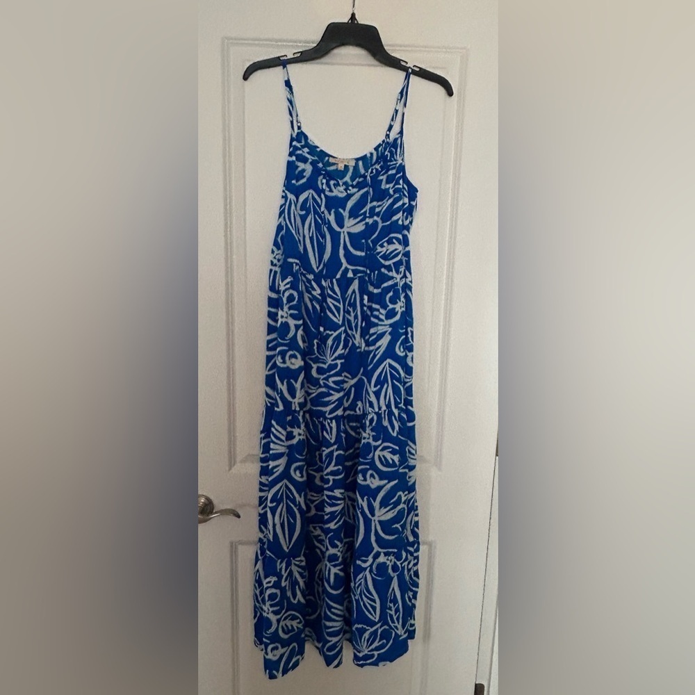 Skies Are Blue Silky Floral Maxi Dress Tropical Resort Medium Blue And White